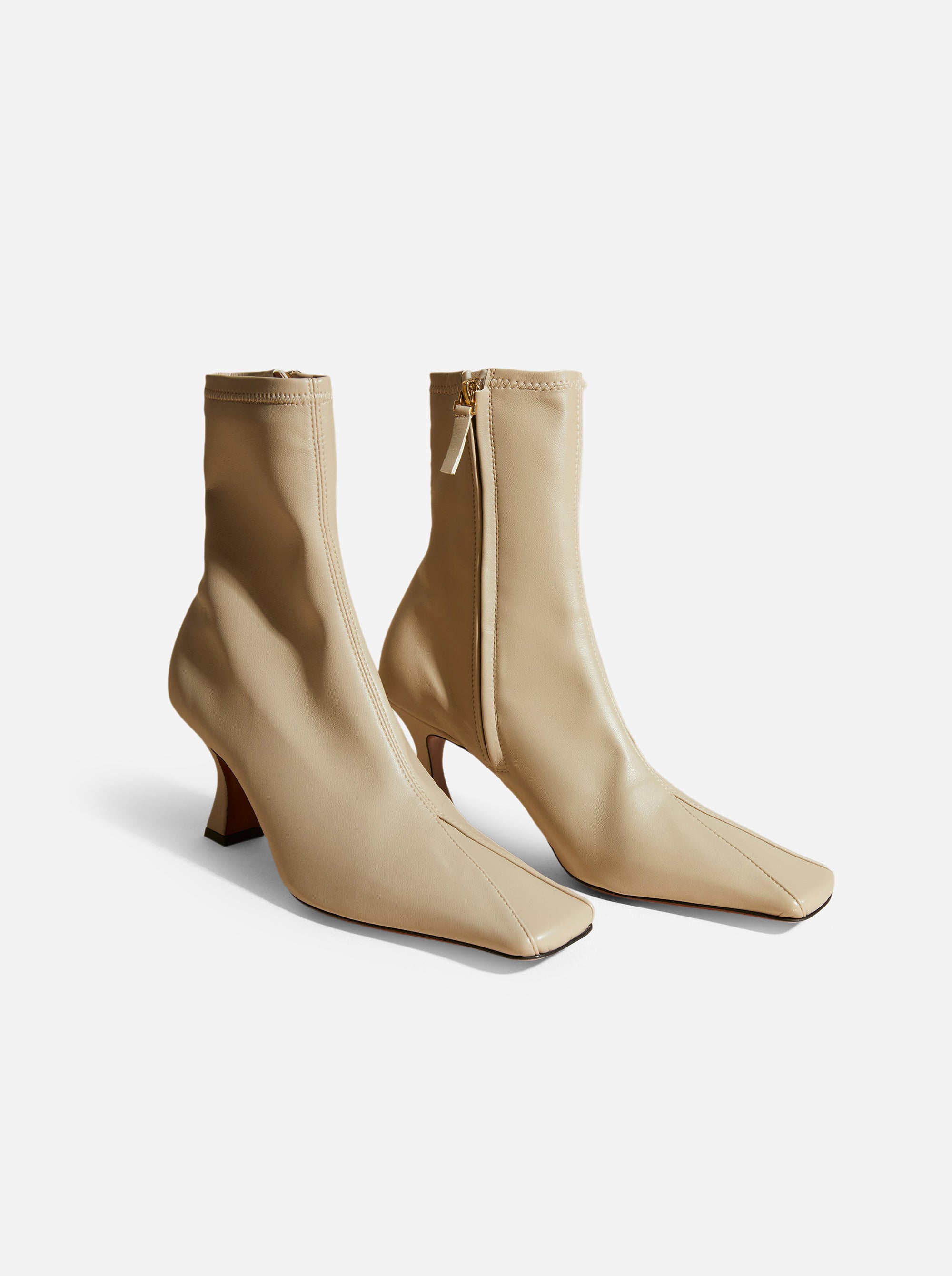 靴 Manu Atelier Duck Lace-up Boots Every Fashion Girl has bought the Manu Atelier Duck ankle boots