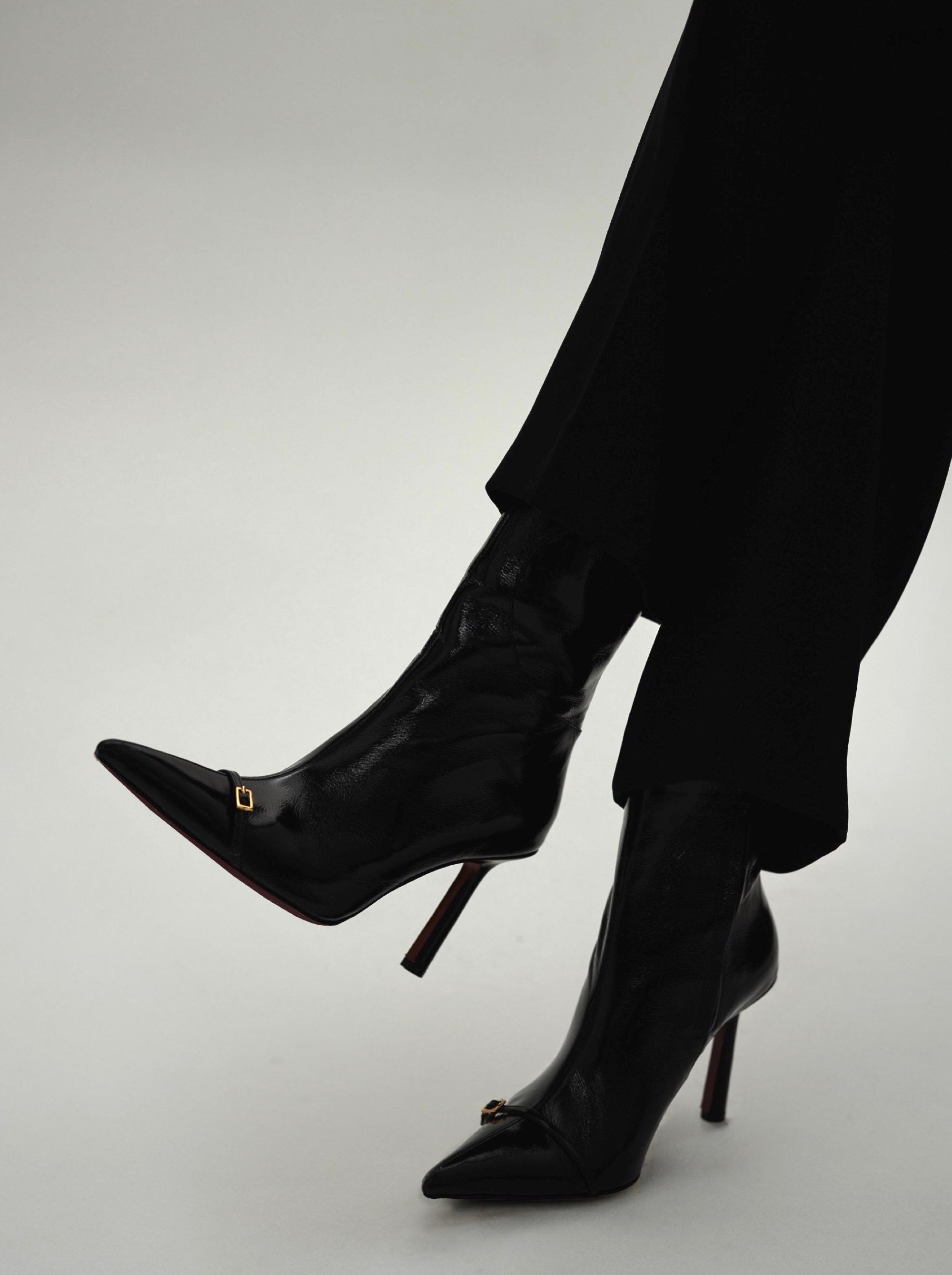 Pointy Toe Ankle Boots Black High Gloss by Manu Atelier