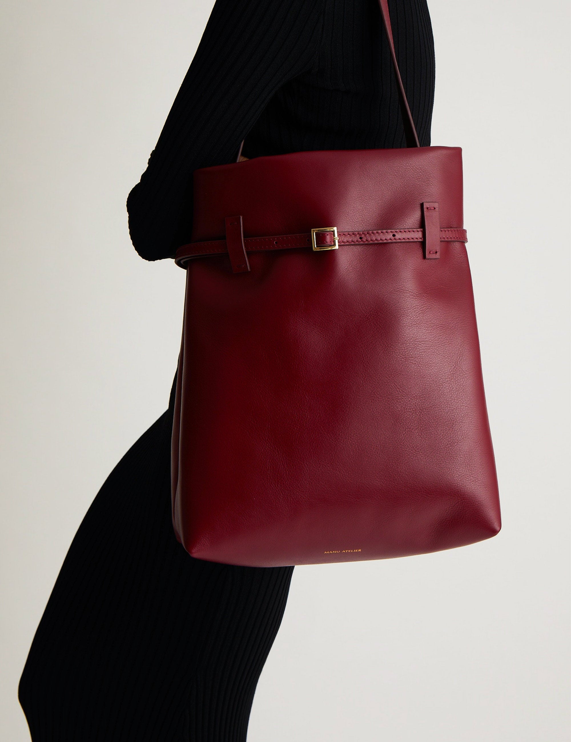 Tote du Jour Burgundy Soft with a model