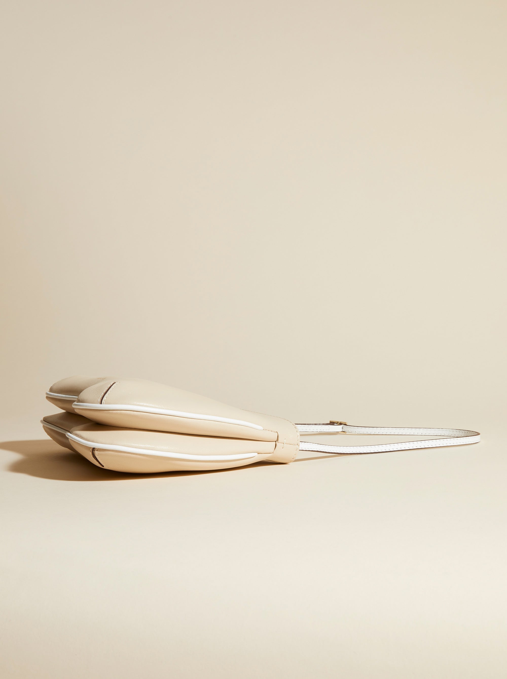 Curve Ivory & White Soft Side